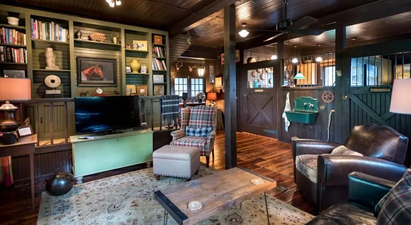 The Carriage House Loft - Image 1