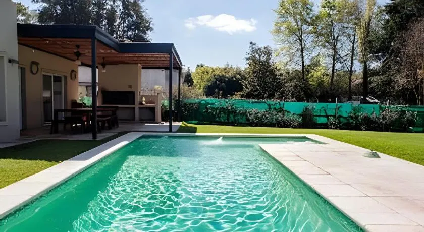 Casa privada con pileta climatizada, gran parque y parrilla en Pilar - Image 1