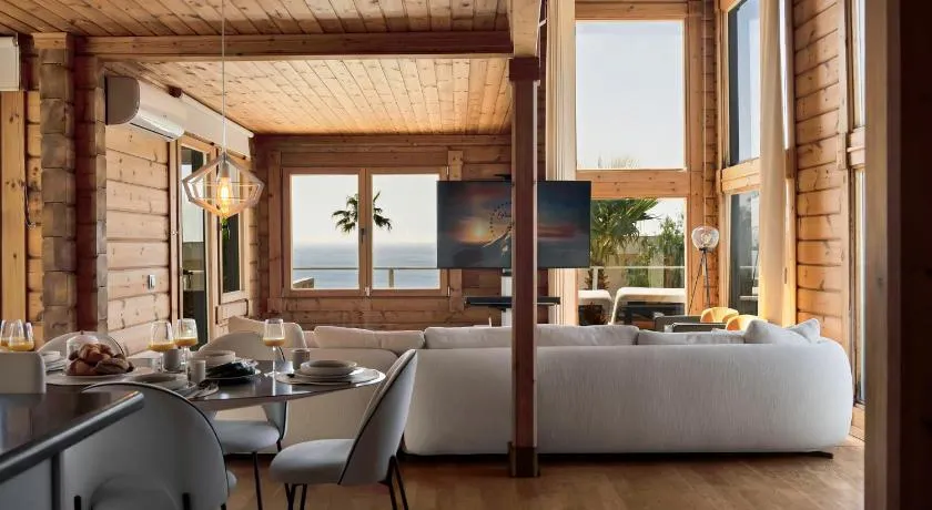 Recién renovada! Exclusiva villa de madera con piscina y vistas al mar - Image 1
