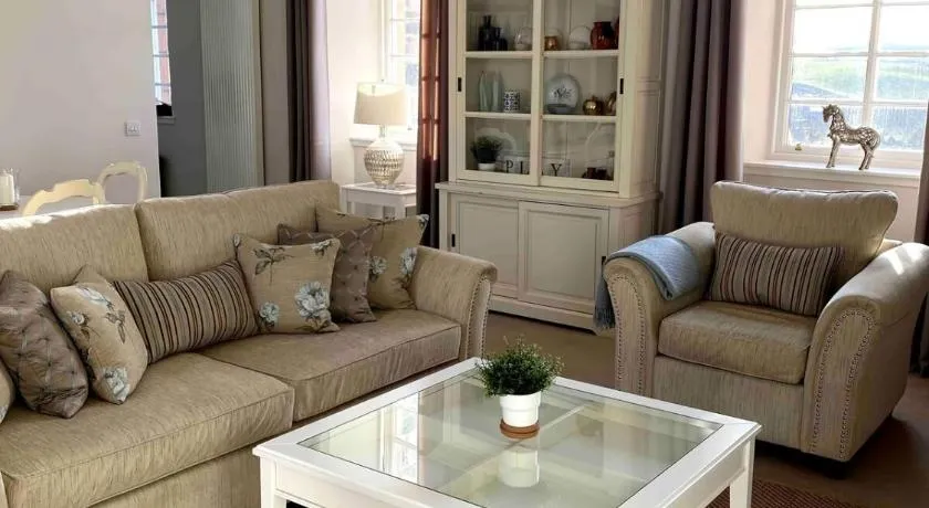 2 bedroom Townhouse within Grade C listed Ladysbridge House 2 night minimum stay - Image 1