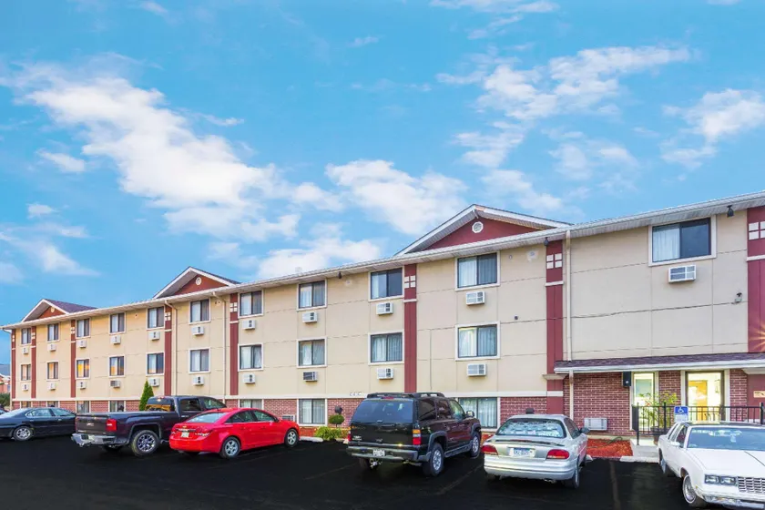 Super 8 by Wyndham Kenosha/Pleasant Prairie - Image 1