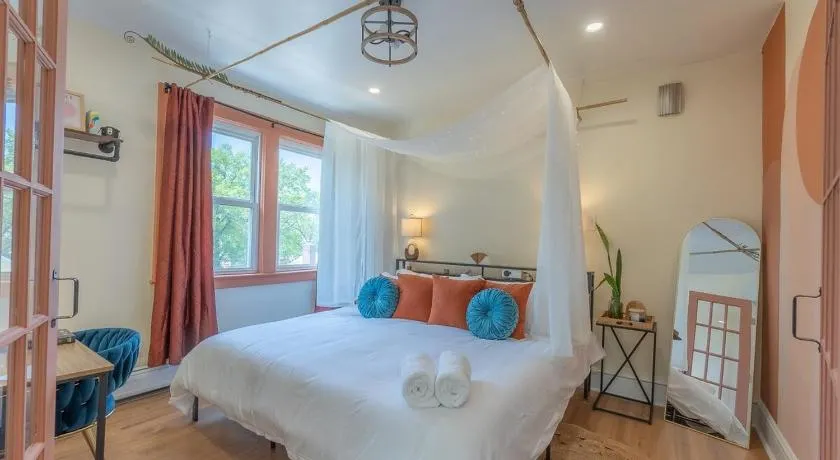 Zen Den With King Bed and Very Close to Airport - Image 1