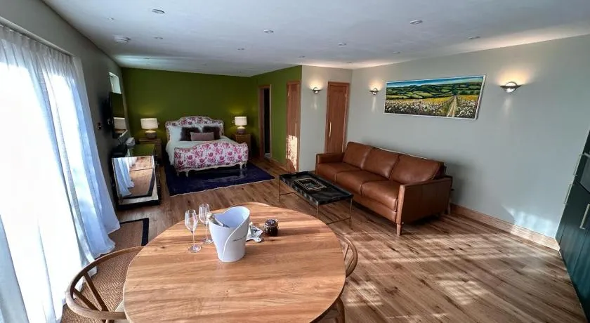 Goatchers Cottage & Goatchers Studio - Image 1