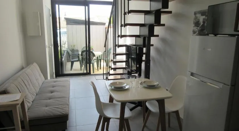 Maisonnette avec terrasse et parking - Image 1