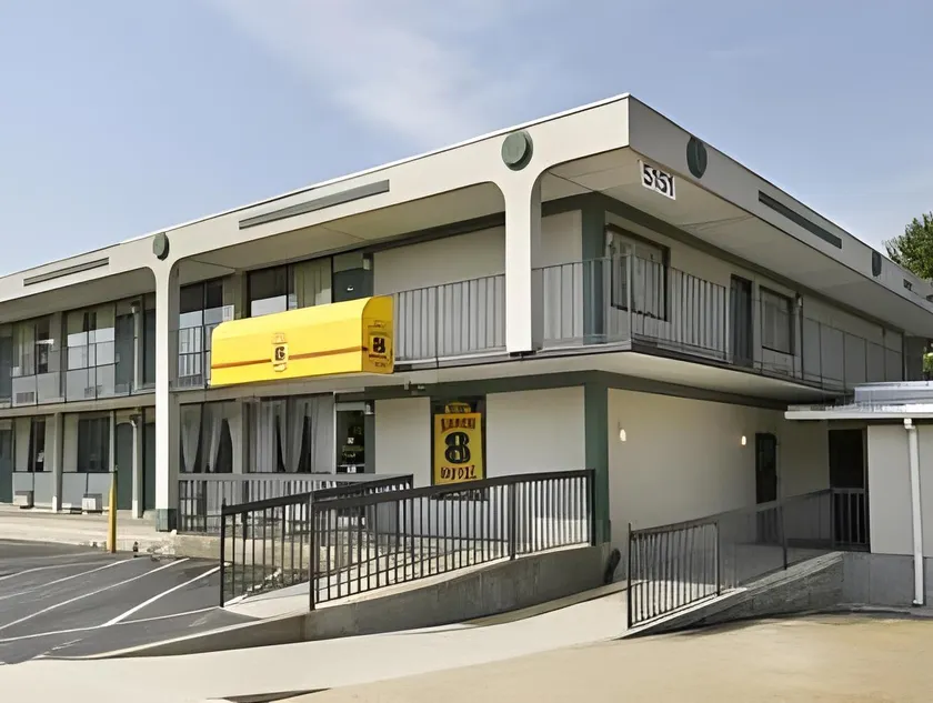 Super 8 by Wyndham Camp Springs/Andrews AFB DC Area - Image 1