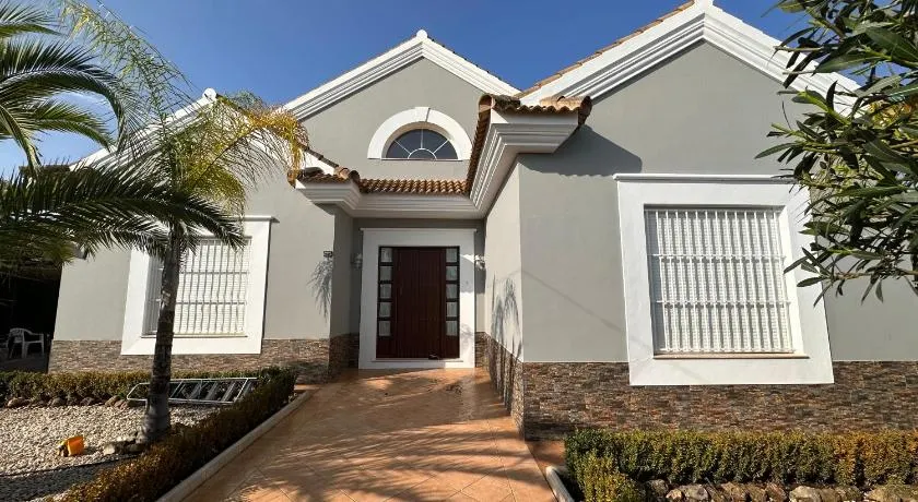 Chalet Californiano con Piscina - Image 1