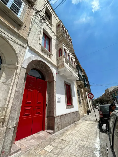 Dragon's Den Hostel - Image 1