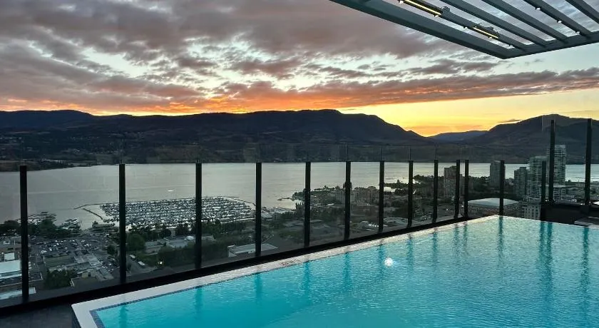 Stunning Million-Dollar Lakeview 2 Bedroom signature Loft with rooftop pool - Image 1