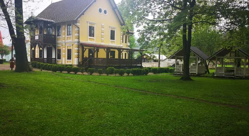 Dofteana Park - Image 1