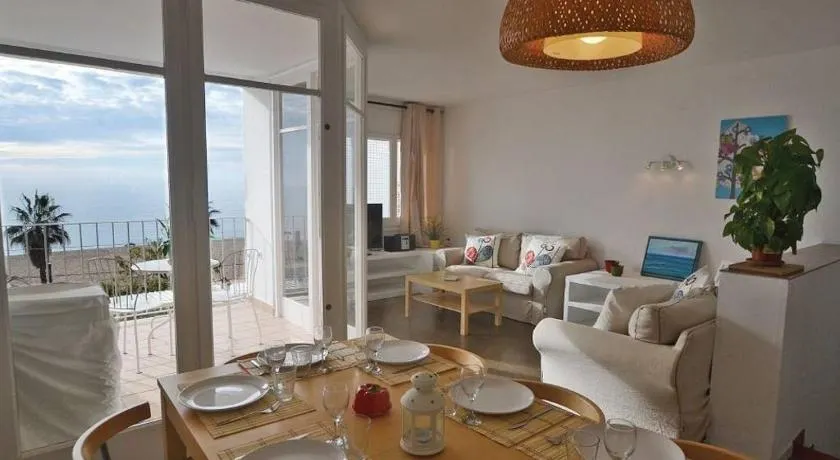Duplex en frente de la playa al lado de Barcelona - Image 1