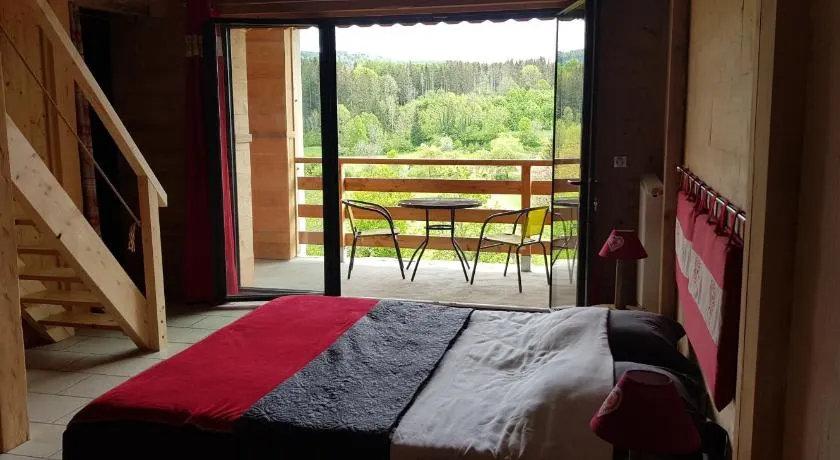 Le Jura en toutes saisons Piscine, SPA, location VTT, balades 2cv, climatisation - Image 1