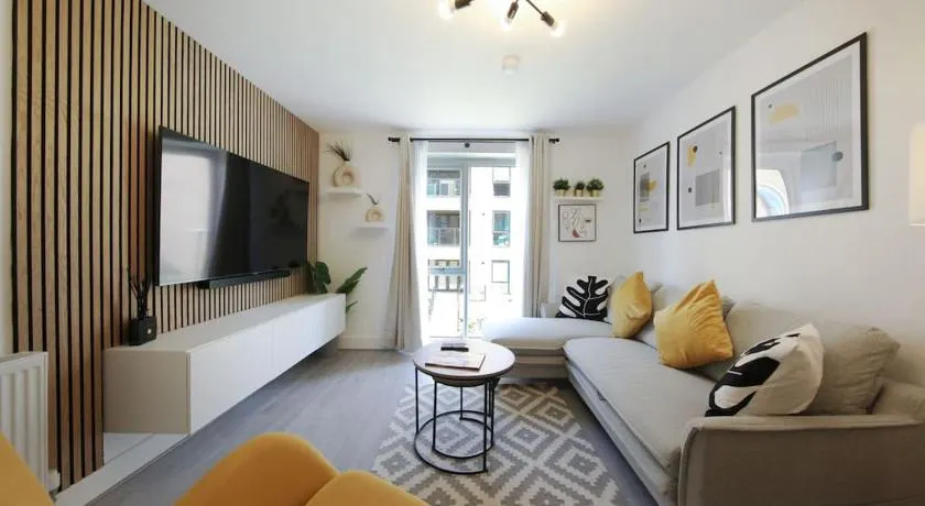 Stylish Well-Furnished Haven. - Image 1