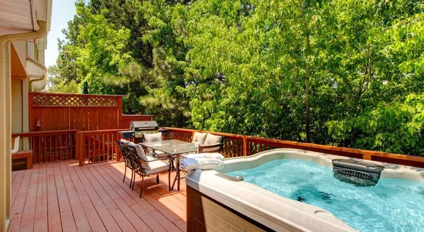 Terrific central location for ski resort access with private hot tub & fireplace - Image 1