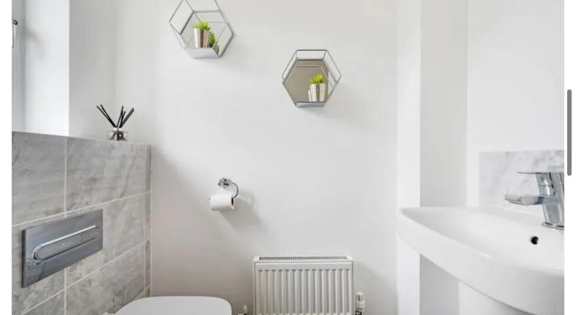 Modern 4BR Home - Free Parking - Sleeps 6 - Garden - Image 1