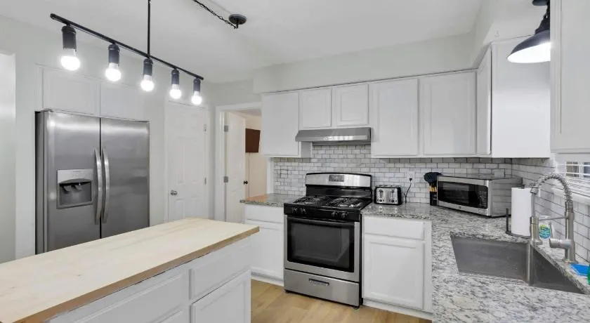 Bright 5BR Family Home -Near Airport New Albany & Easy Commute - Image 1