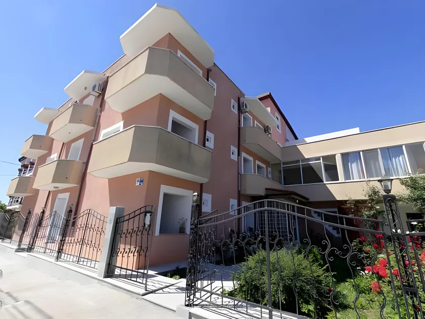 Hotel Laguna - Image 1