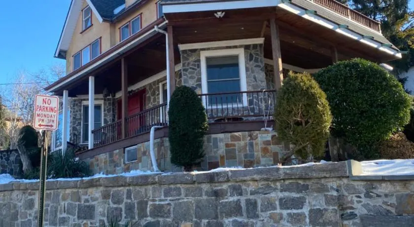Grand 2BR near MetroNorth with easy parking - Image 1