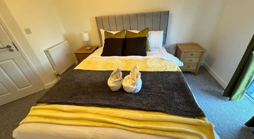 5 Town centre, entire flat, free parking king bed - Image 1