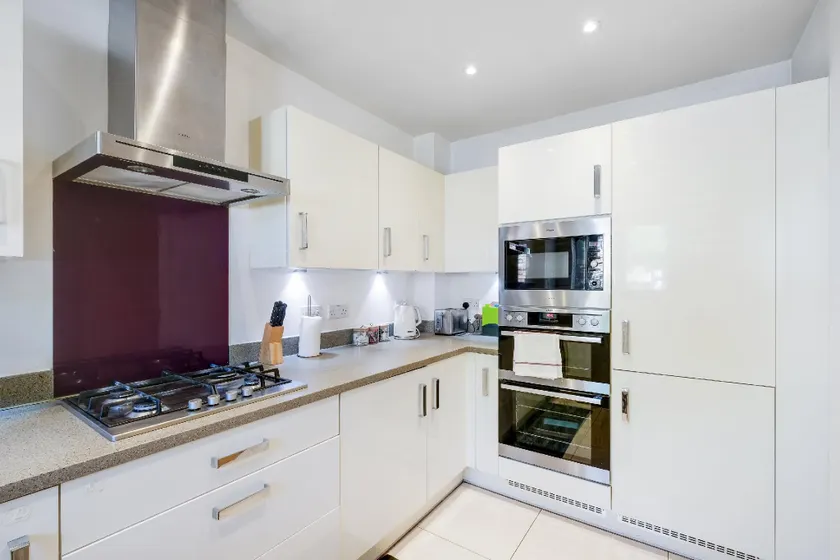 Meyers Close Modern 3 Bedrooms and 2 Bathrooms - Image 1