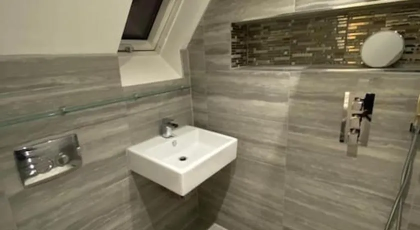 Spacious 4 bed Town House Swindon - Image 1