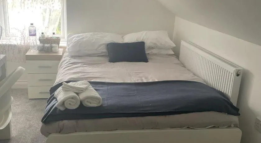 Cosy Double Room at The Whitley House - Image 1