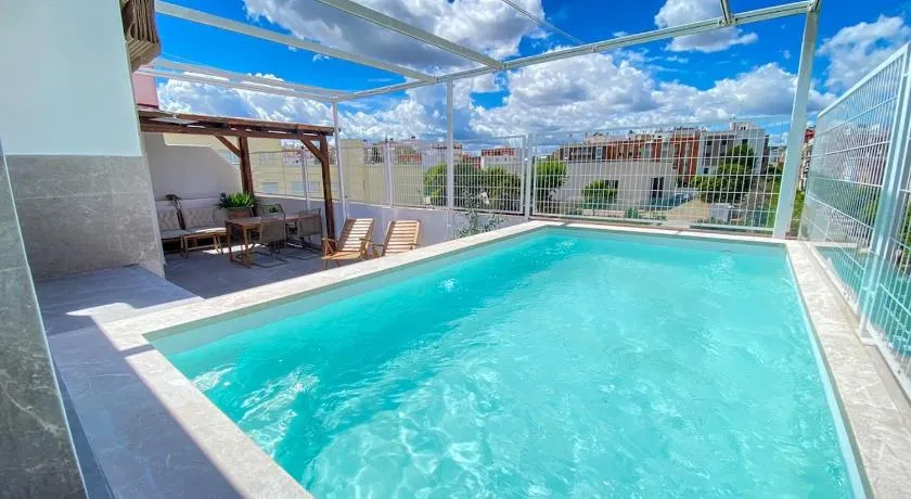 Villa with private swimming pool in Sevilla - Image 1