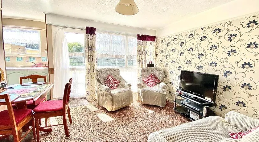 Quiet and Comfy 2- bedroom Holiday Chalet, walk to the beach, Norfolk - Image 1