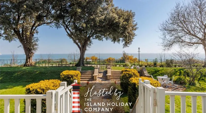 Old Vicarage Garden Apartment, Duplex Residence, Breathtaking sea views Over Shanklin Bay - Shanklin Old Village, fantastic family getaway! - Image 1