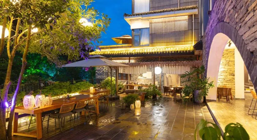Feng Huang Riverside Courtyard Guesthouse-Butler Service-Paid ethnic minority batik clothing experience center,professional travel photography, fishing, hiking - Image 1