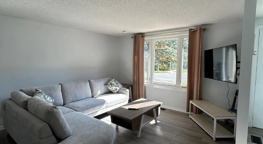 Cozy Barrie Home - Minutes to College & Hospital - Image 1