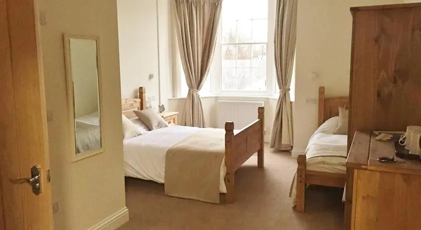 Three Crowns Guest House - Image 1