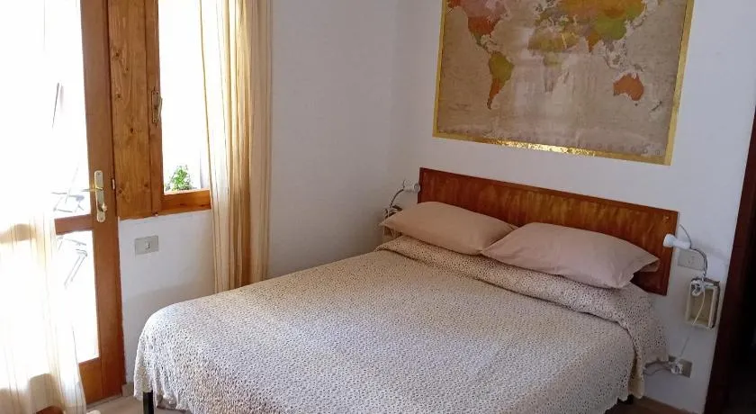 Benjamin Room - Image 1