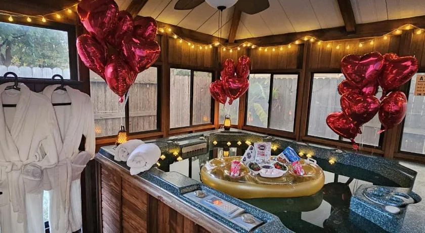 Maple House Romantic Getaway WHot Tub Near IAH - Image 1
