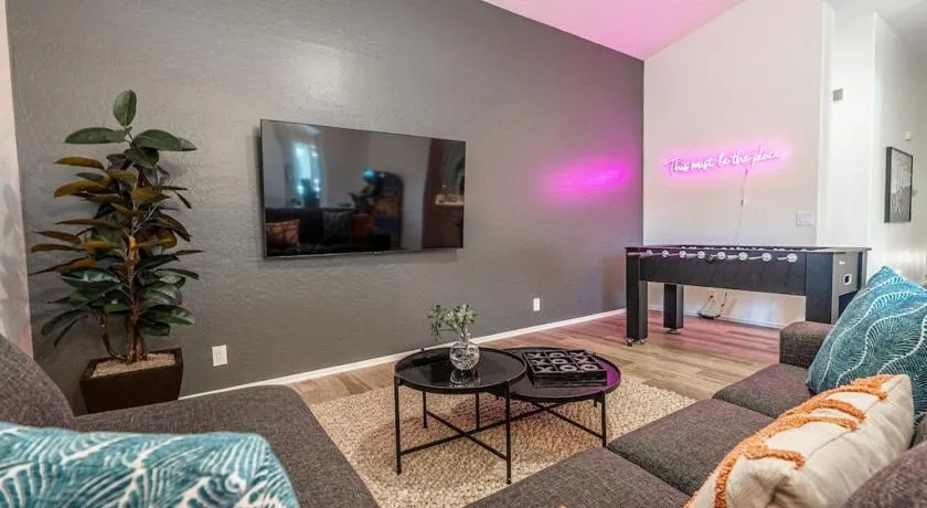 New Listing Stylish 4 Bdrm wPool and Game Room - Image 1