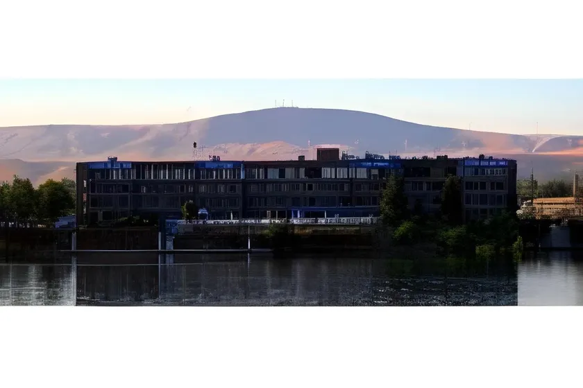 Clover Island Inn - Image 1