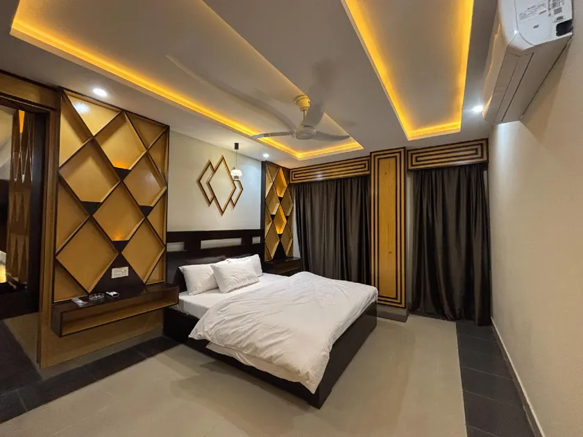Sapphire Stays Hotel And Restaurant - Image 1