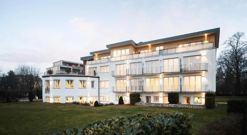 Hotel Vier Jahreszeiten an der Therme & Kliniken Bad Krozingen Nähe Freiburg & Schwarzwald Ideal für Wellness Kur & Business Ausflüge 24h Check In- WLAN & Parken gratis - Image 1