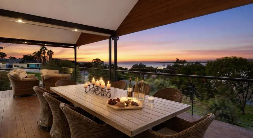 Waterfront Retreat Estuary Views & Balcony - Image 1