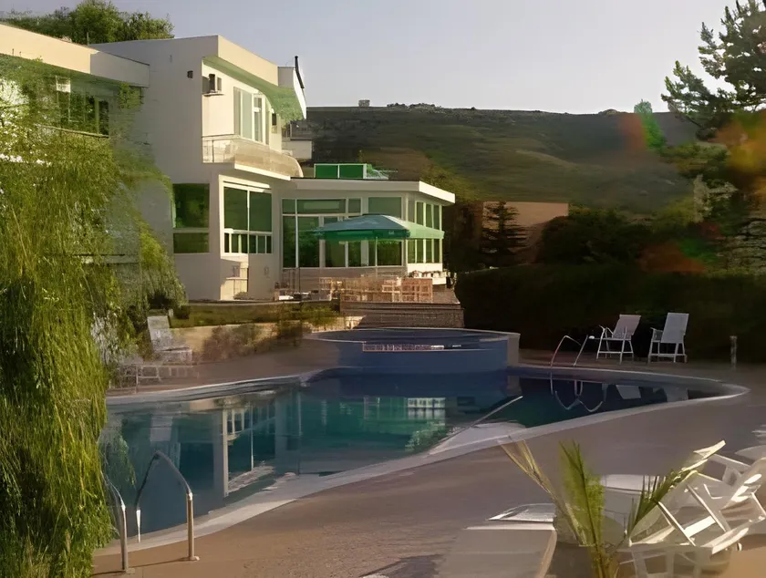 Rai Hotel - Image 1
