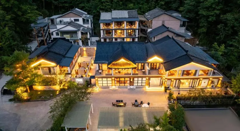 Jade Peak Hot Spring Villa - Image 1