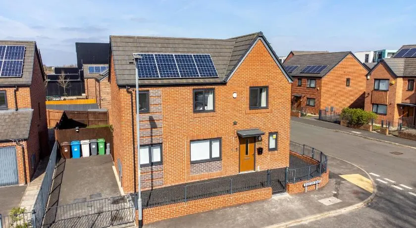 Large Family House with free parking - 3 bedrooms 6 beds - Image 1