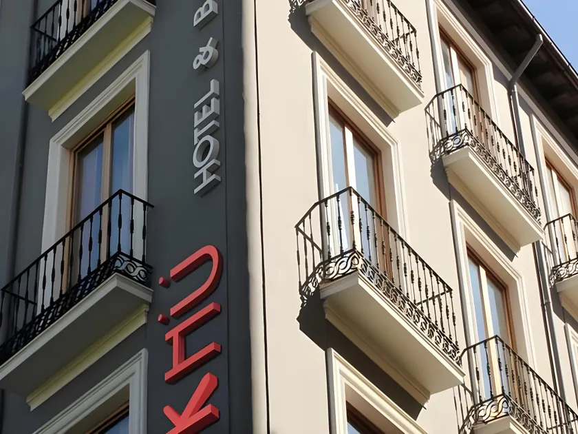 Khu Hotel - Image 1