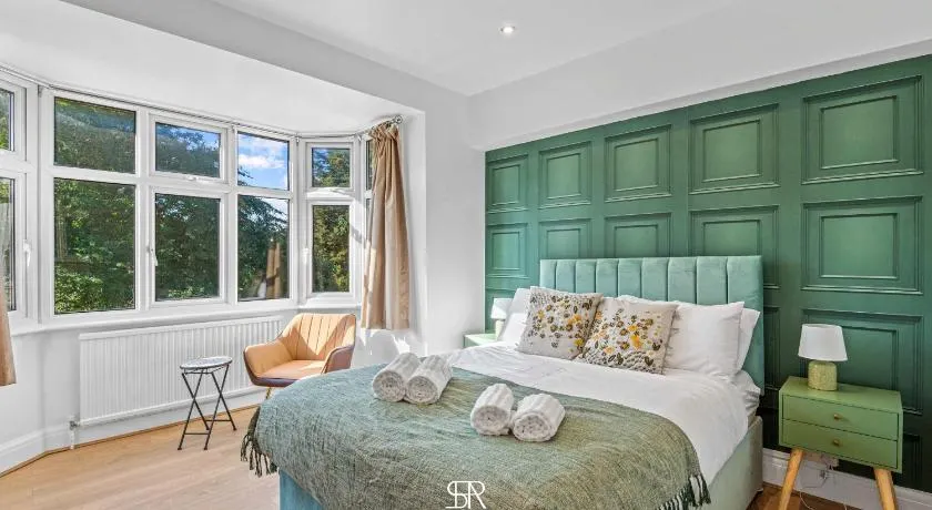 Luxury 6-BR Ensuite - Sleeps 12 - Reading Centre - Parking - Image 1