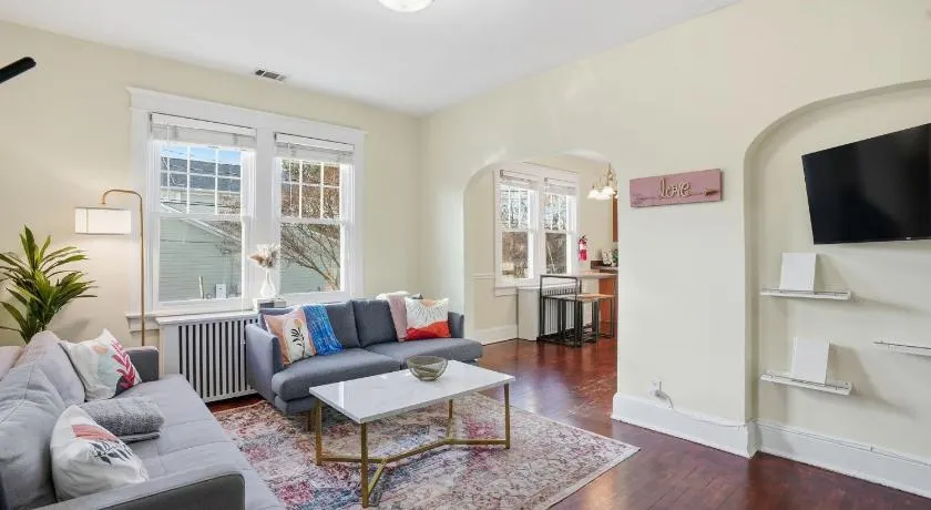 DC Area Bungalow Near Shops and Dining home - Image 1