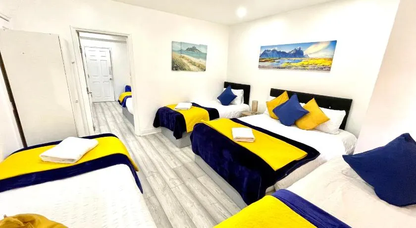 6 Bedroom 4 Bathroom House near Redbridge Station in Ilford with Garden Parking and Fast WiFi - Image 1