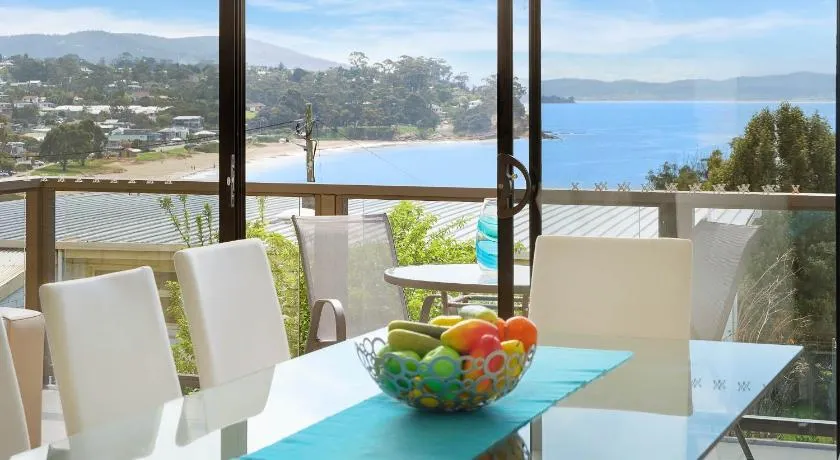 Self Contained Beach View Apartment - Image 1
