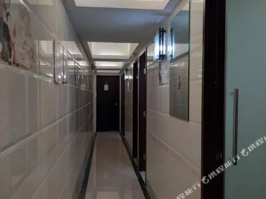 Elegant Hotel - Image 1