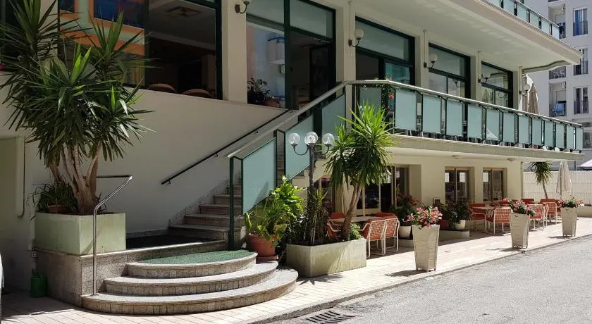 Hotel Chic - Image 1