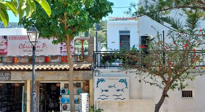Christin P. Cute home with patio - Image 1