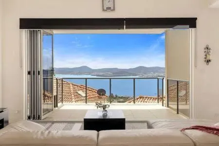 The View Sandy Bay 5 bedroom - Image 1